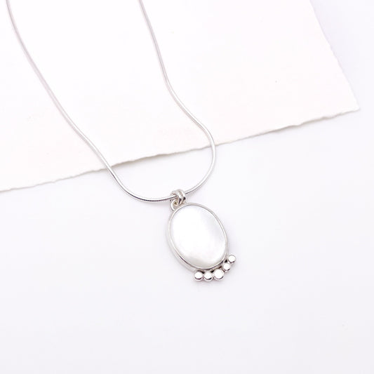 Mother of Pearl Oval Pendant Necklace