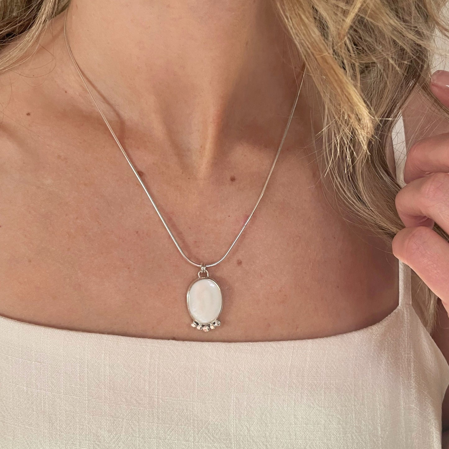 Mother of Pearl Oval Pendant Necklace